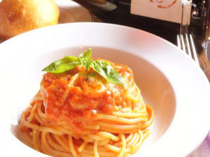 【ポモドーロコンブーファラ】トマトソースと水牛のモッツァレッラのスパゲッティ